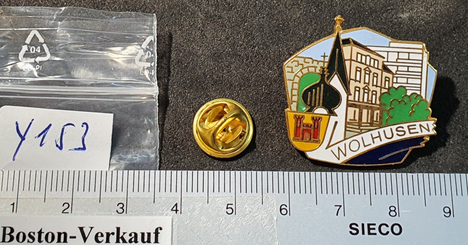 Plaketten & Abzeichen: Y153 - Pin Wappen Kirche Wolhusen – Gebraucht aus Reinach BL von Boston-Verkauf 1
