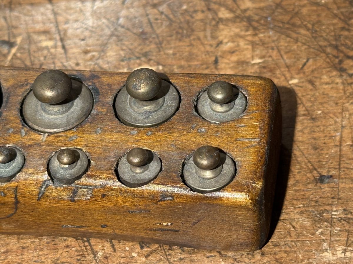 Bilance e pesi: Antike Messing-Gewichte mit Holzsockel – Usato da schaffhausen venduto da VintAntik_1980 2