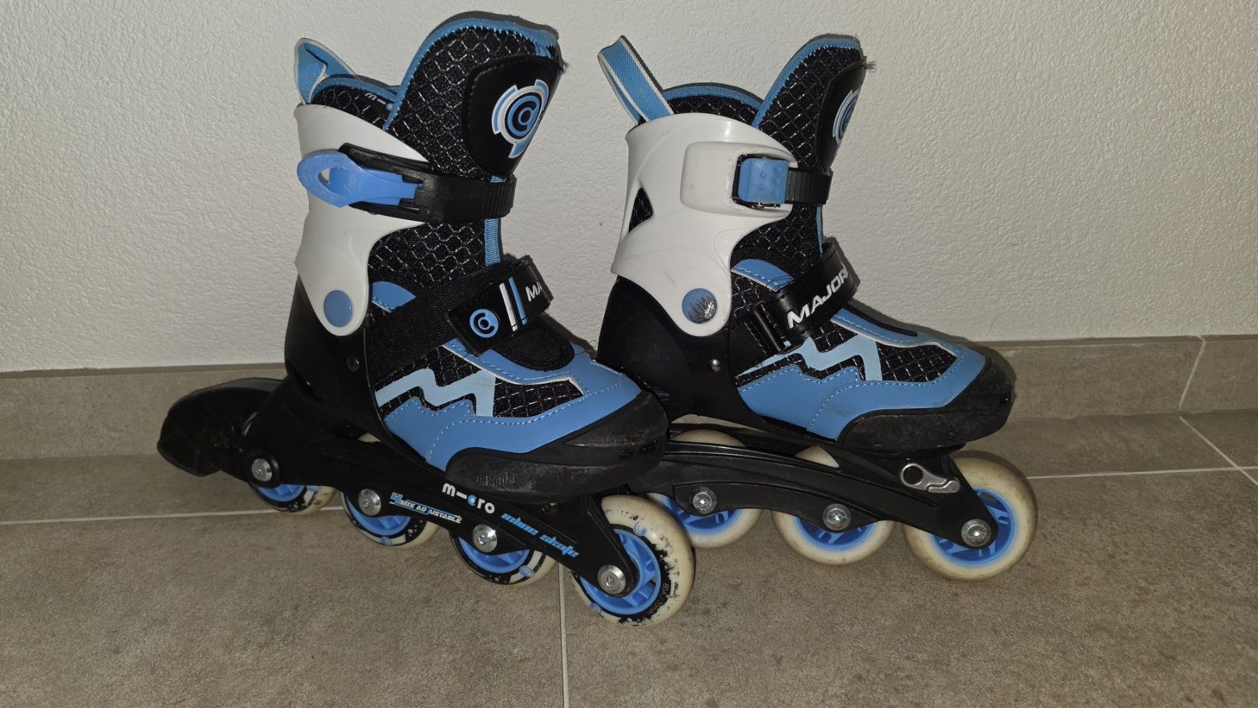 Micro Pattini in linea & Pattini a rotelle: Inlineskates Micro Majority blau schwarz gebraucht Gr.27-30 – Usato da Stettlen venduto da cvbe
