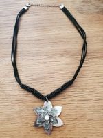 Collier fantaisie avec pendentif fleur et perles