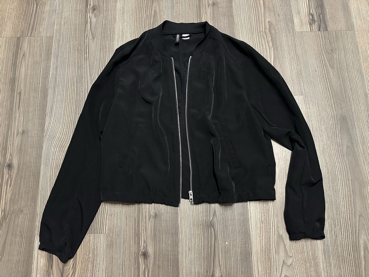 H&M Giacche: leichte Jacke H&M, Grösse 42 / M schwarz – Usato da Schaanwald venduto da ael248