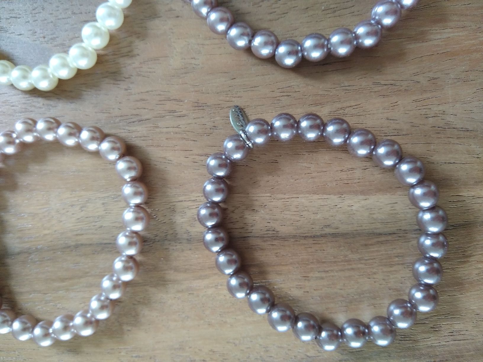 Armbänder & -reifen: Fun light non-real pearl immitation bracelets 4 for CHF 8 – Gebraucht aus Dübendorf von LoRi-2026 2