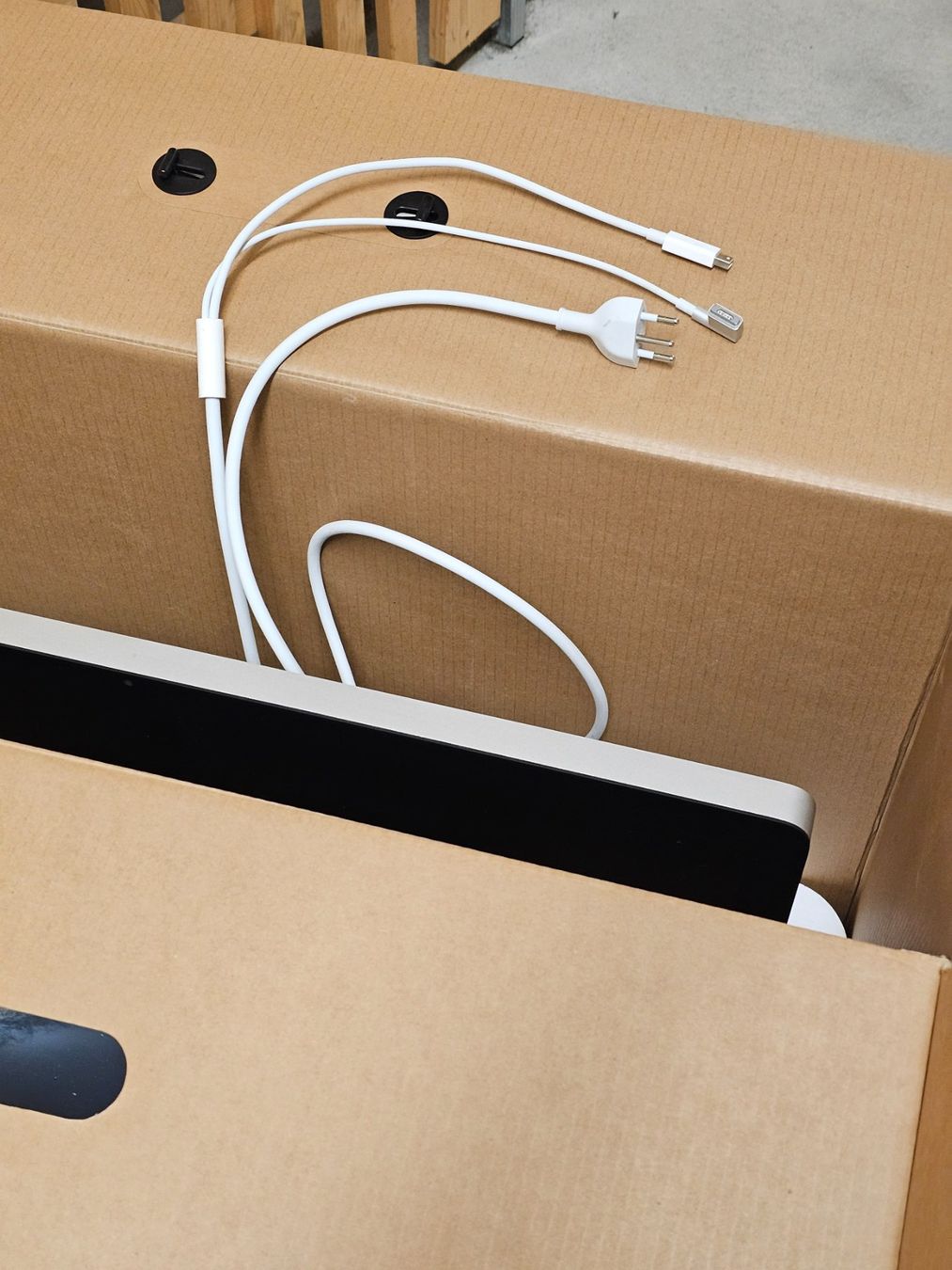 Apple Monitore: Apple Thunderbolt Display 27" mit USB-C Apple Adapter – Neu (gemäss Beschreibung) aus Wettingen von bestrox 4