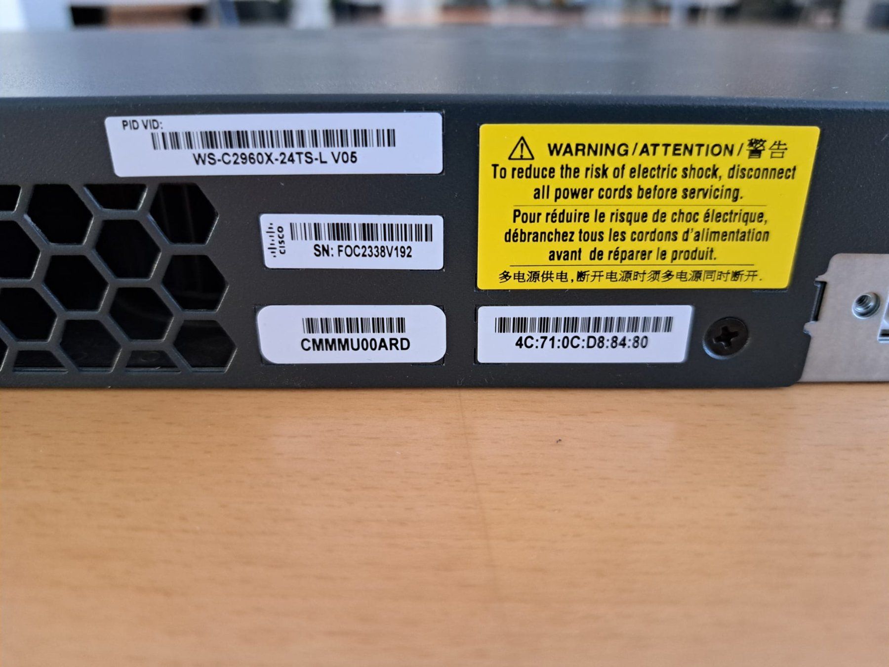 Hub & Switch: Cisco Switch Catalyst 2960X (WS-C2960X-24TS-L) – Usato da Benzenschwil venduto da hatecrew 1