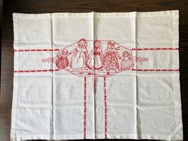 Rote Handstickerei auf Baumwollstoff