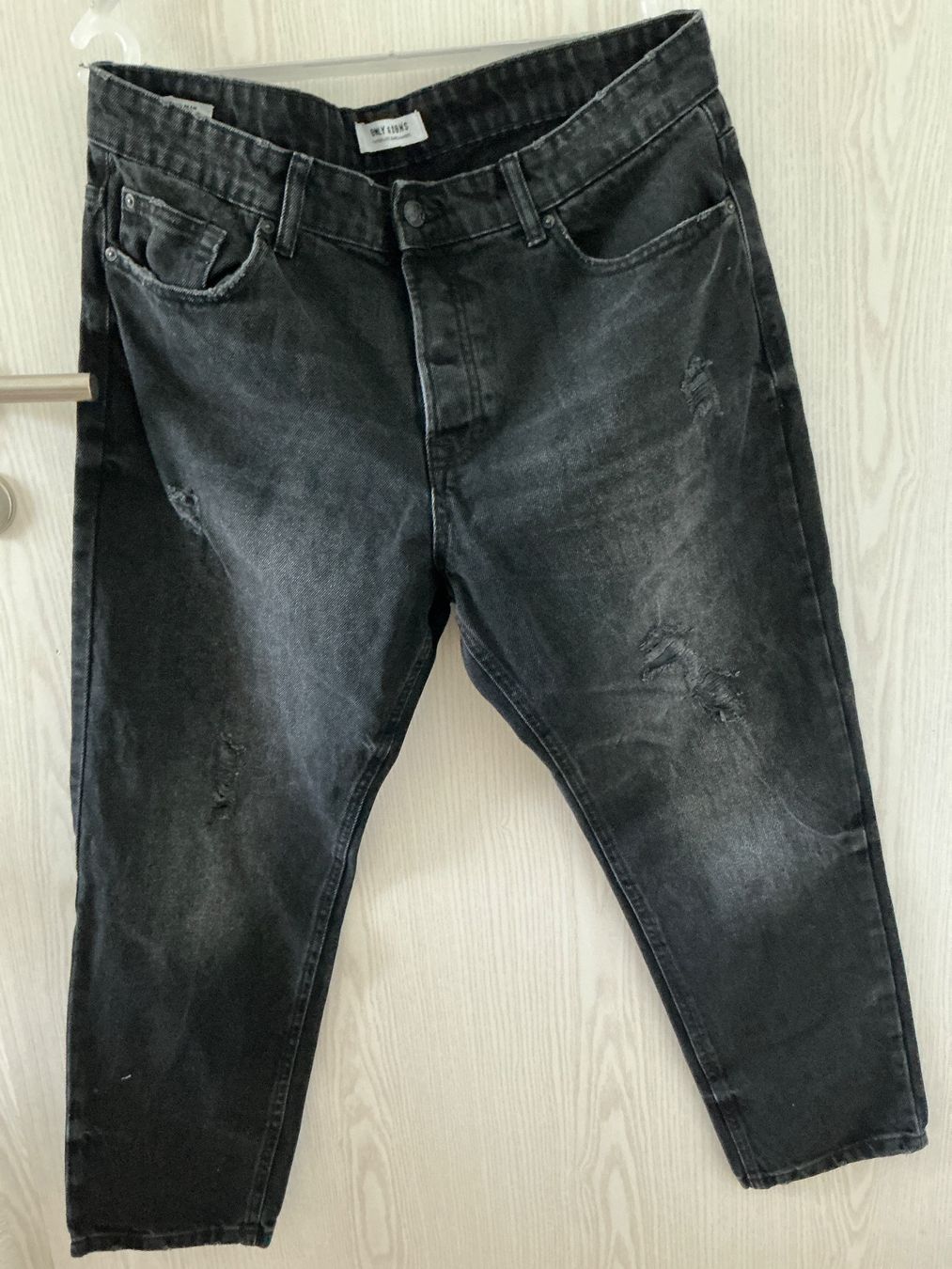 Jeans: Jeans noir, design troué – Usato da Safnern venduto da Dufferin70