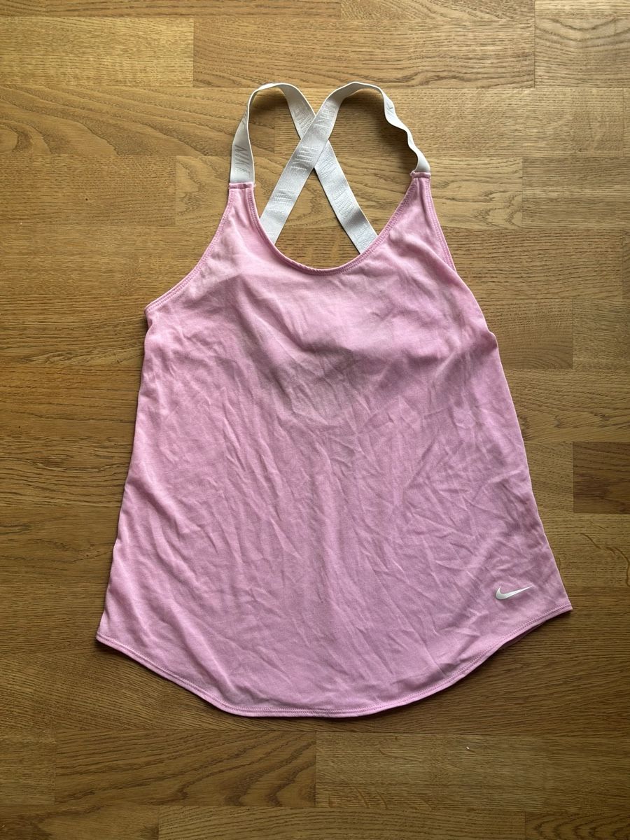 Nike Tops: NIKE Tank Top (rosa) – D'occasion à Basel par FatmaCan52