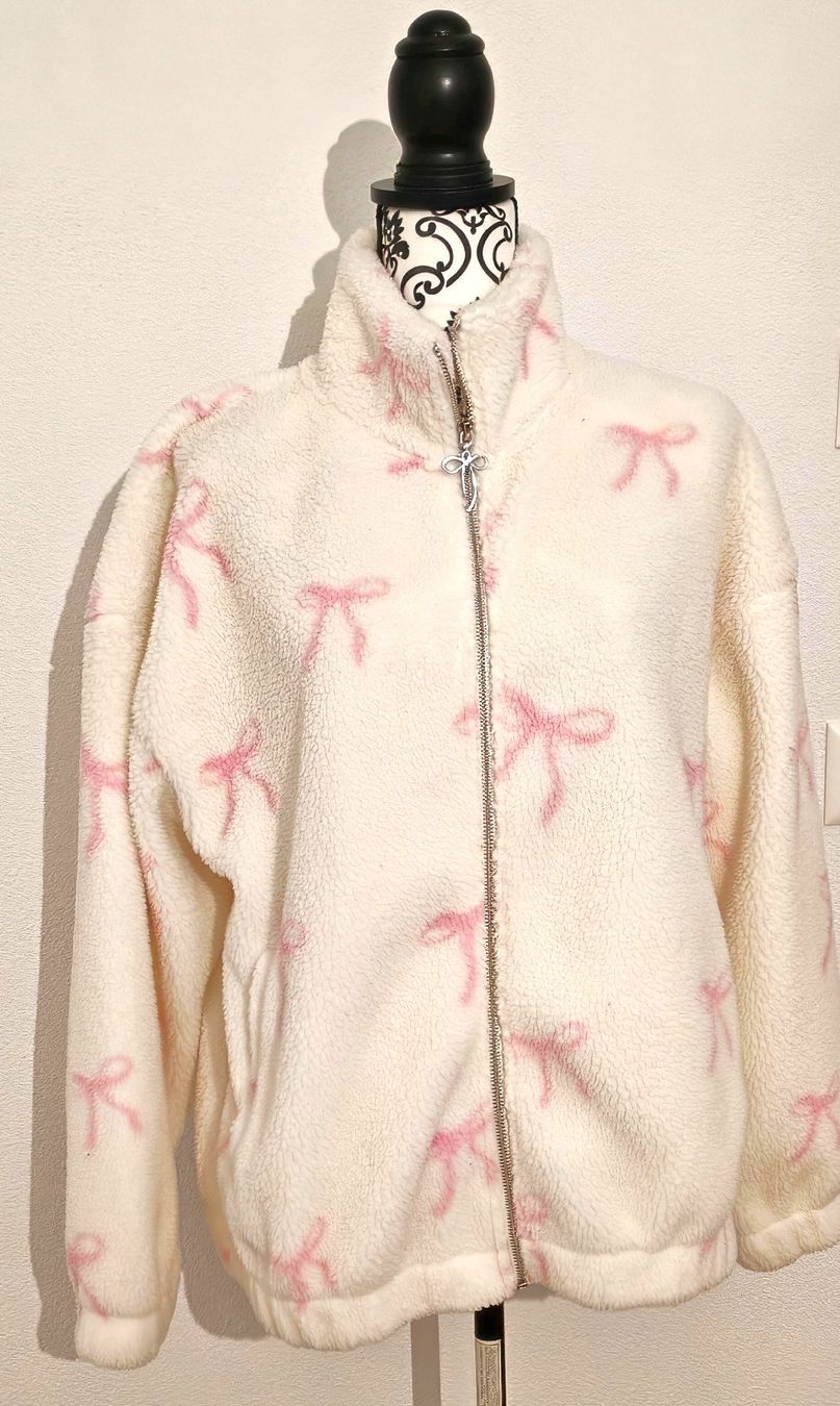 Jacken: Kuschelige Fleece Jacke mit Schleifenmuster – Neu und originalverpackt aus Lausen von MegaValueCenter