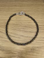 Armband mit kleinen Glasperlen