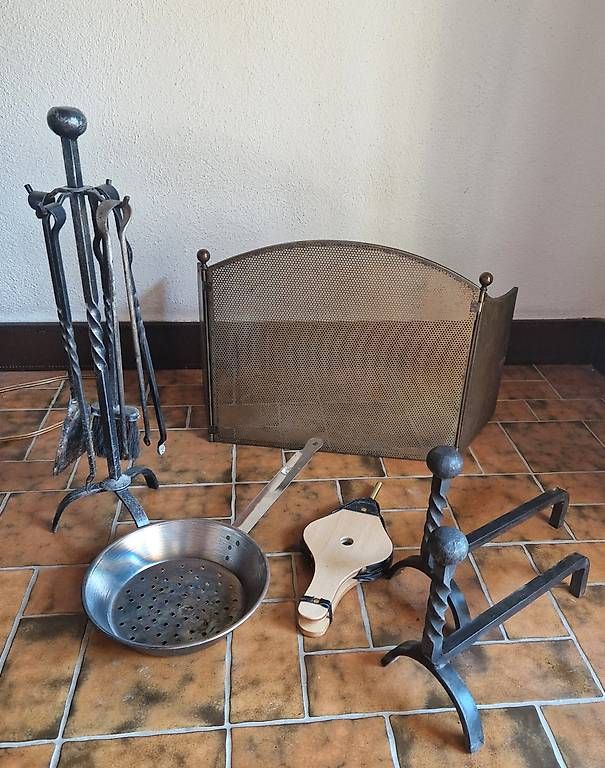 Camini: Nécessaire de cheminée complet. – Usato da Cugy VD venduto da deb_7ln6