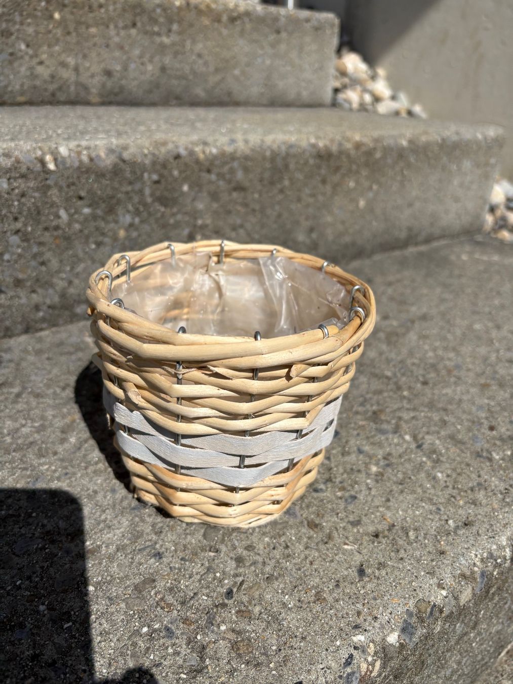 Pots de fleurs: 4 Töpfe Kunststoff / Schilf – D'occasion à Duggingen par Adrian01112