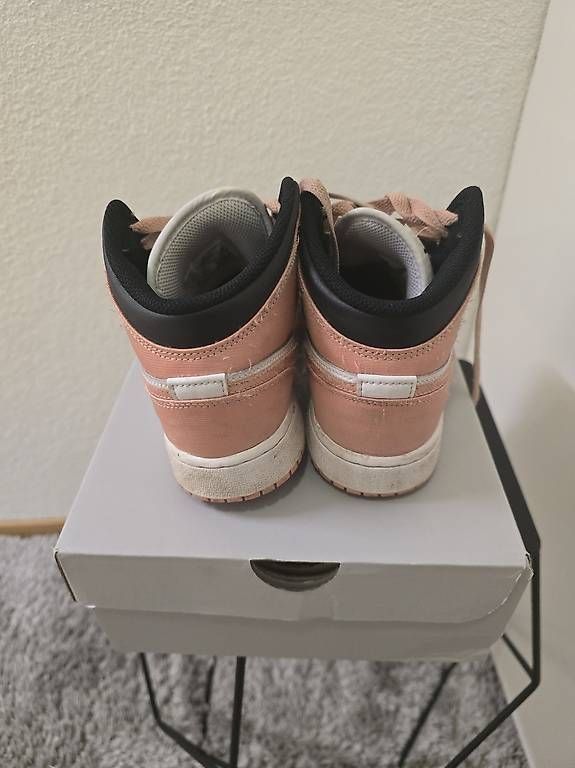 Scarpe da donna: Nike Air Jordan Rose/Schwarz – Usato da Herisau venduto da and_zky9 2