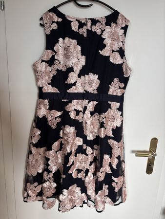 Wunderschönes Cocktailkleid mit Blumenmuster