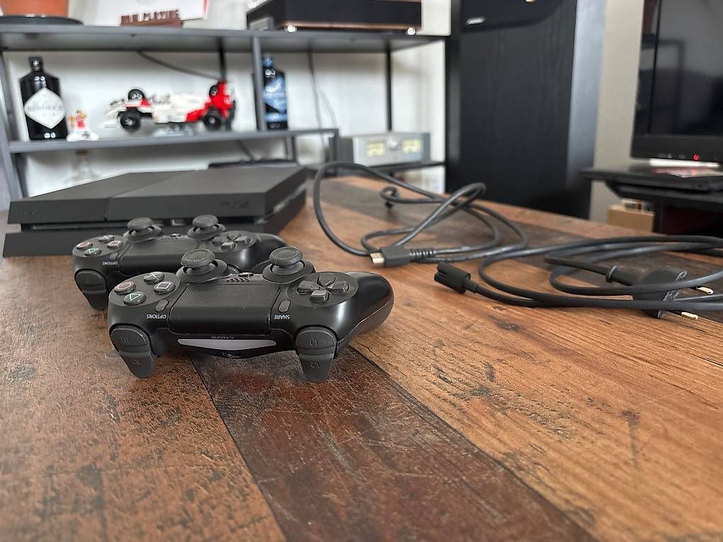 Console: PlayStation 4 inkl. 2 Controller und Zubehör  – Usato da Bellach venduto da pat_8tvj 1