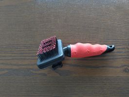 Brosse pour chien système auto-nettoyant