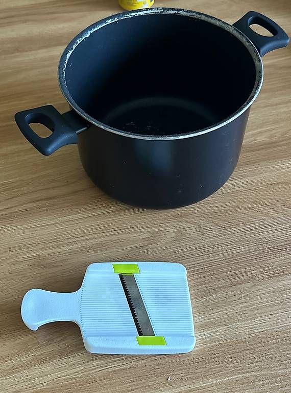 Küchengeräte: Kochtopf, Gemüsehobel/Mandoline – Gebraucht aus Winterthur von Anverique