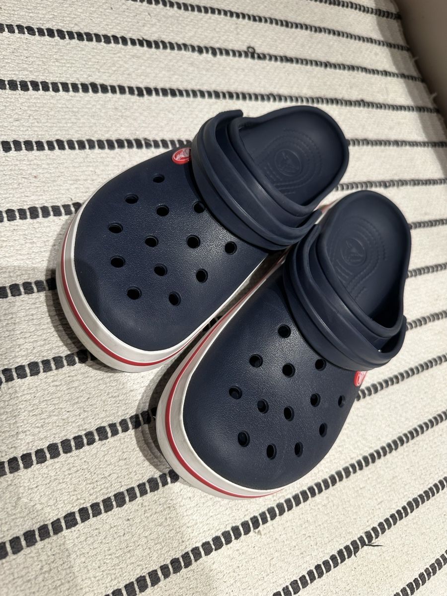 Crocs Herrenschuhe: Crocs blau neuwertig Grösse 40-41 – Gebraucht aus Ardez von 2004ankek