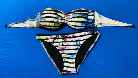Schönes Bikini mehrfarbig