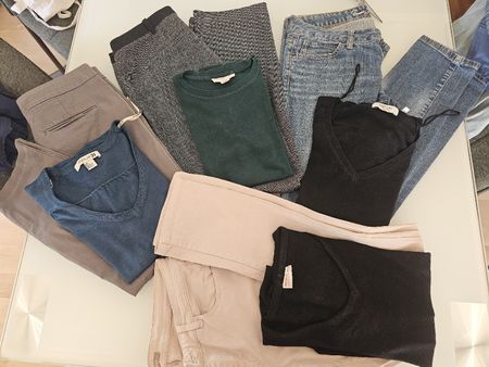 Kleiderpaket mit 4 Pullover (Grösse S) und 4 Hosen 