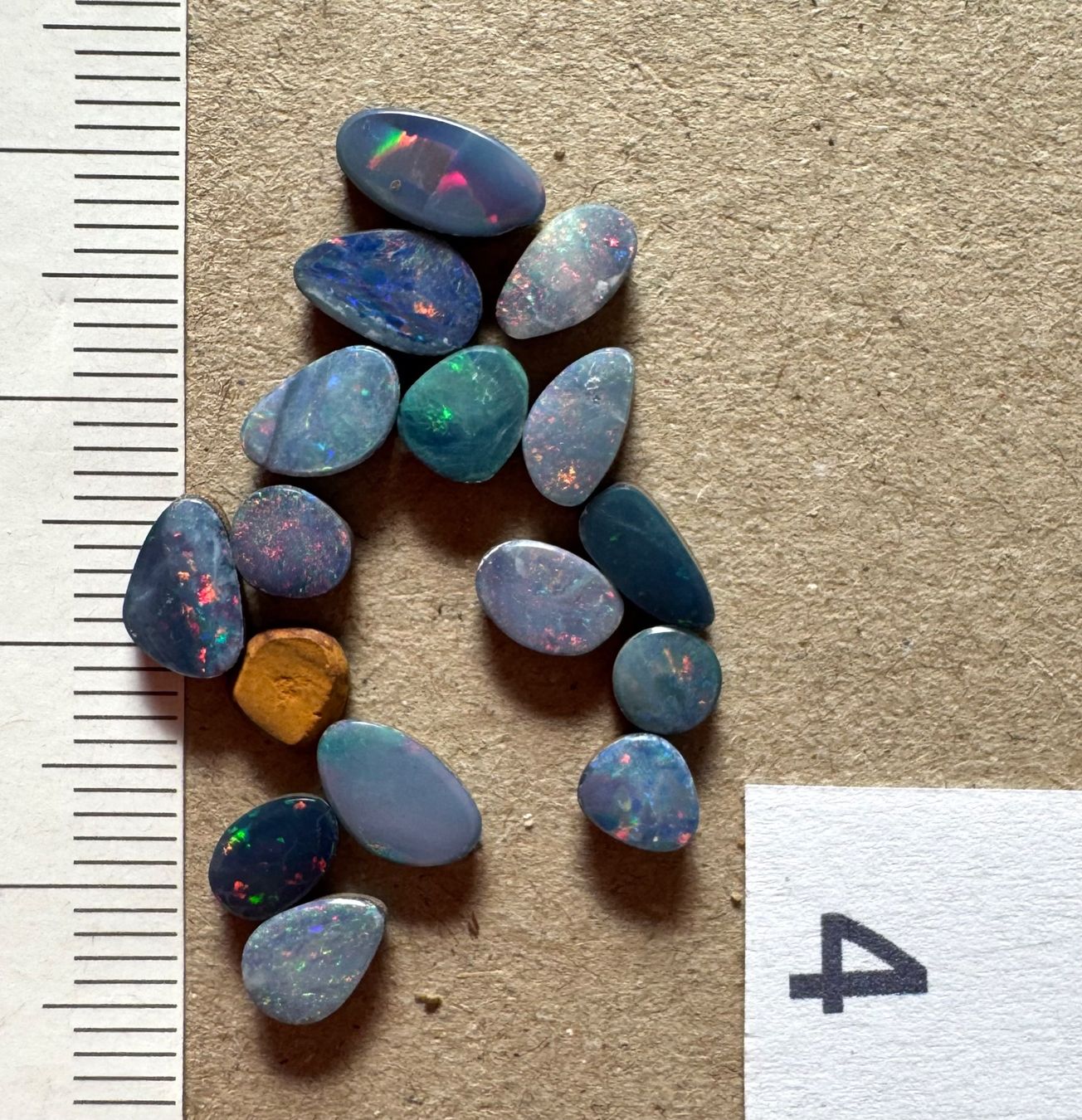 Fossili: 16 x  Opal Cabochons winzig!  echt! DOUBLET   aus Australien – Nuovo e nell'imballaggio originale da Leuggern venduto da gemshow 6