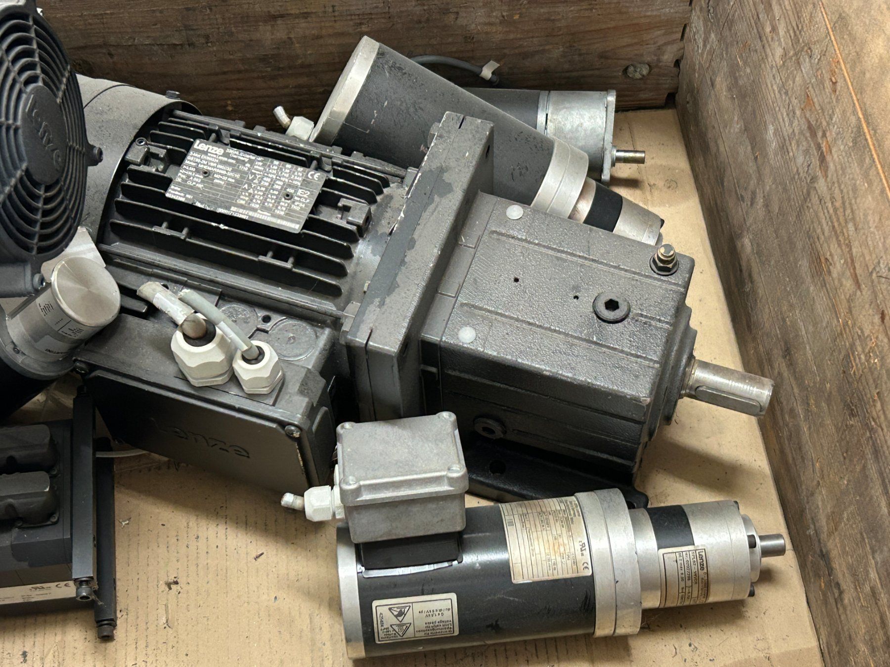 Motoren: Grosser Posten Servo Motore - Elektromotore – Gebraucht aus Zofingen von Maschinenfabrik 1