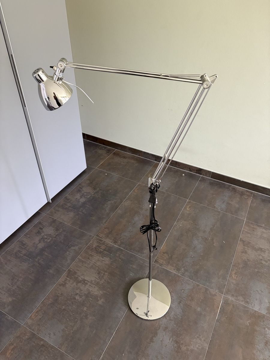 Lampes: Metal silver lamp stand – D'occasion à La Conversion par chi_td5v