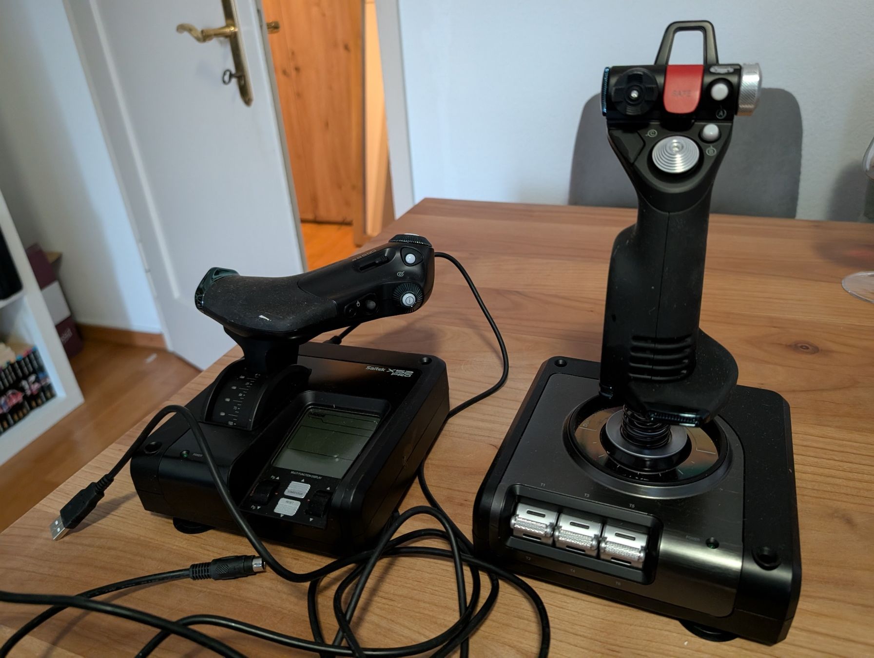 Saitek Controller: Saitek X52 Pro Flight Control System - Joystick/Schubregler – Usato da Horgen venduto da Buhuhu