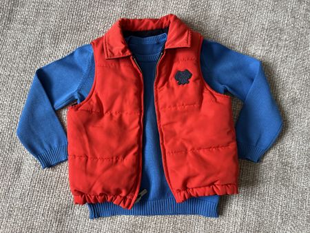 Ensemble gilet rouge et pull bleu taille (88-90) 18-24 mois