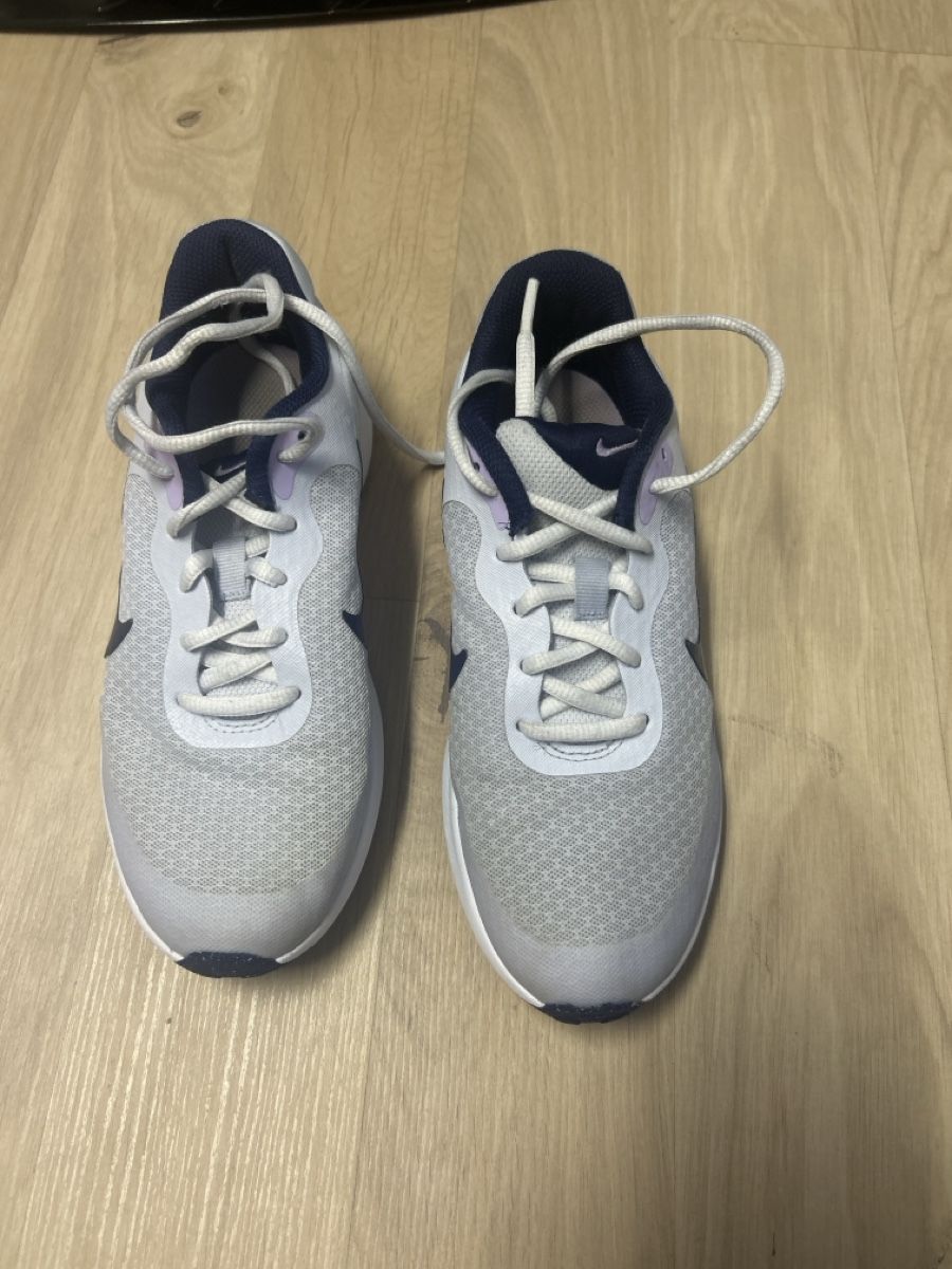 Nike Scarpe per ragazze: Hallenschuhe Nike Grösse 35.5 – Usato da Fischbach- Göslikon venduto da Rommel 1