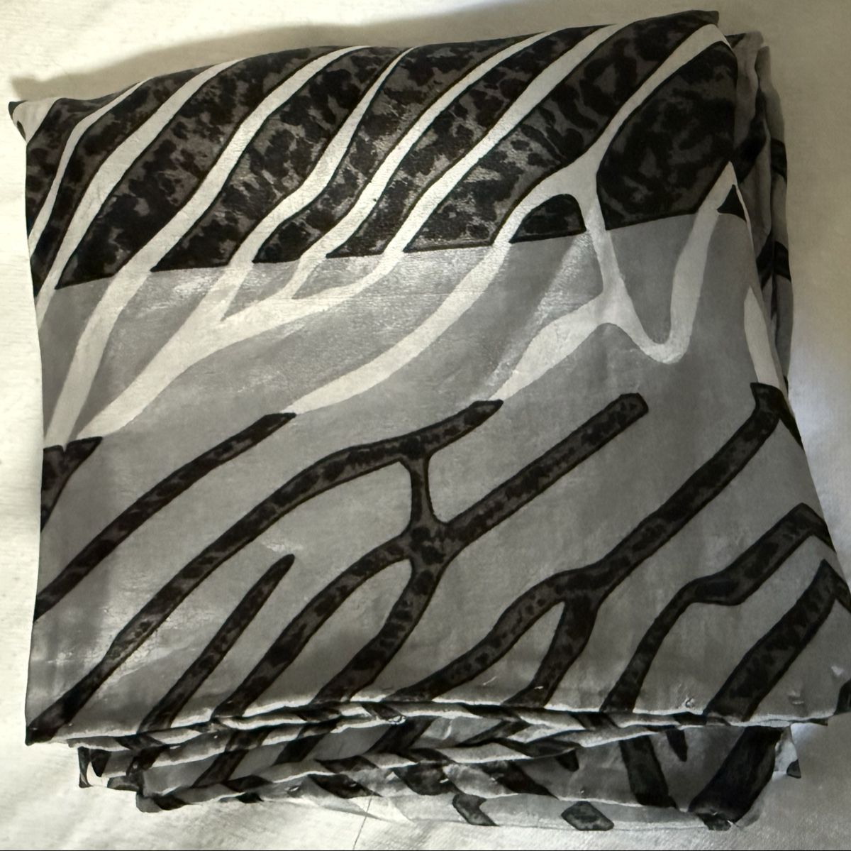 Ensoie Foulard & Sciarpe: Foulard en soie – Usato da Vésenaz venduto da NORA1325 2