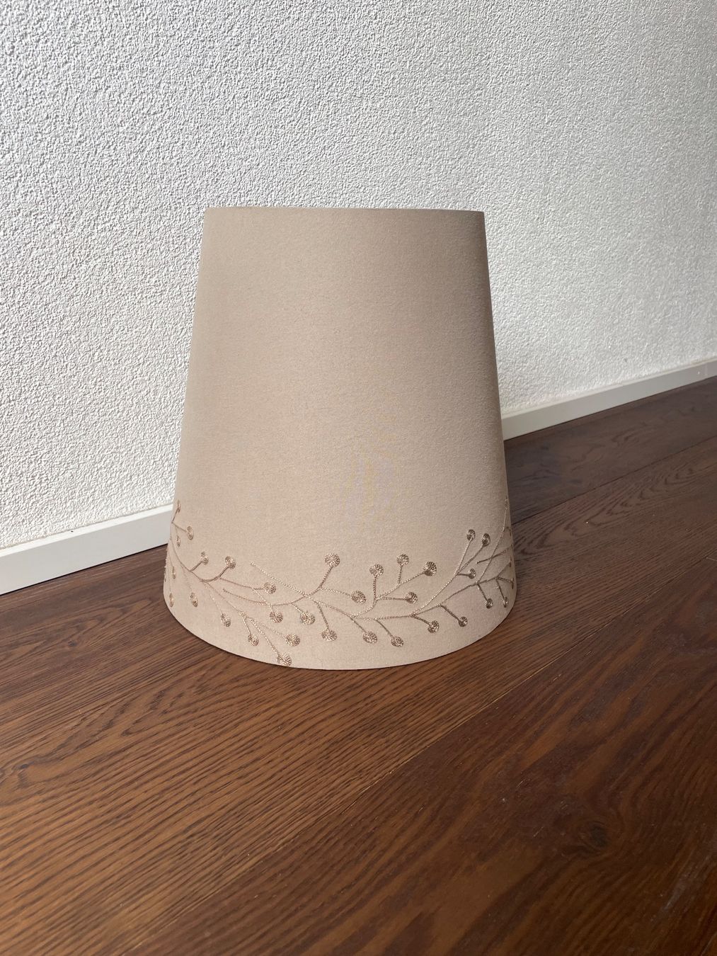 Paralumi: Beige Lampenschirm mit Blumenmuster – Nuovo (secondo la descrizione) da Wil SG venduto da Sawil