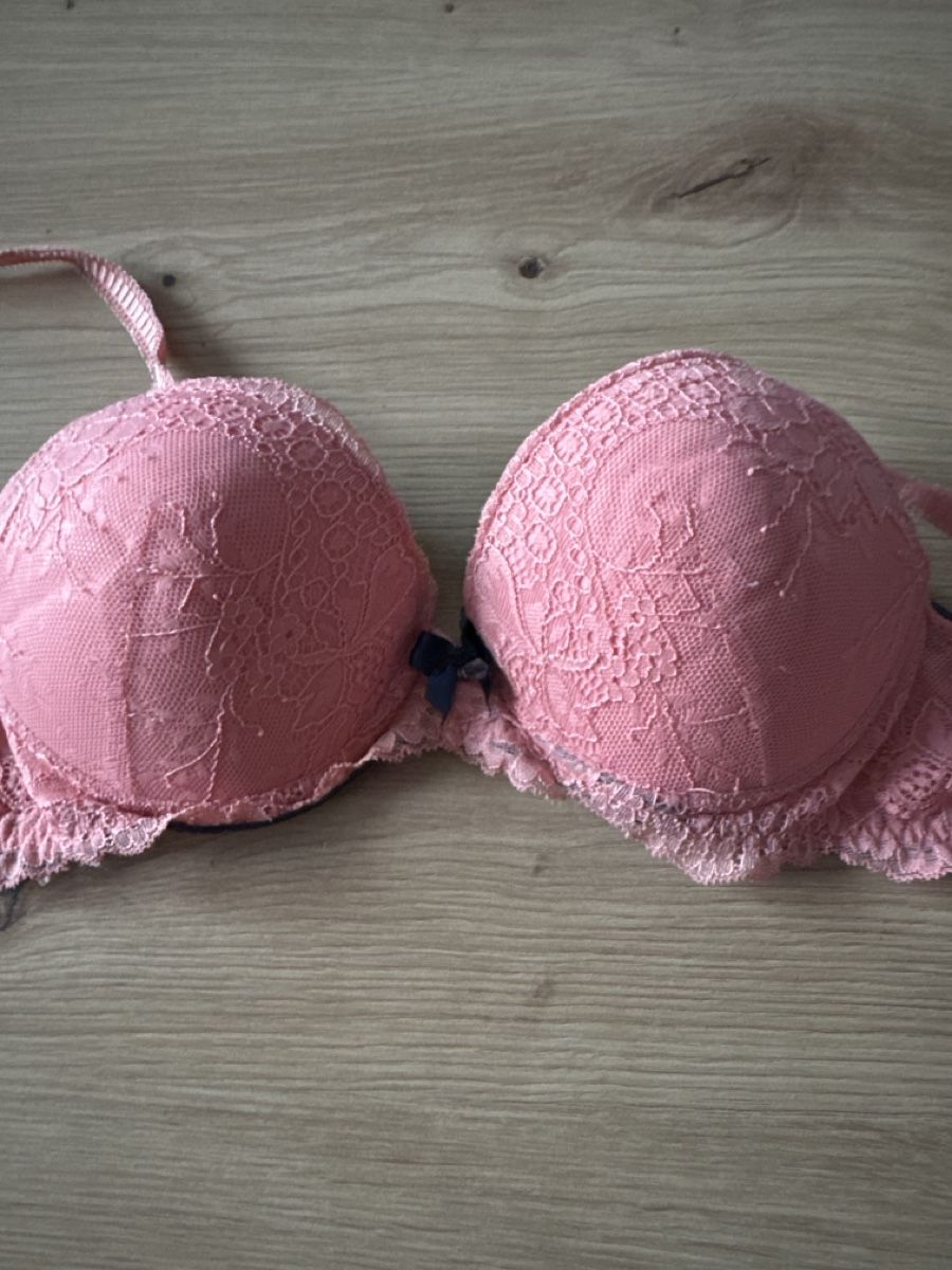 Sonstige Unterwäsche: Damen BH Spitzenoptik Pink Gebraucht – Gebraucht aus Rekingen AG von Calvin1995