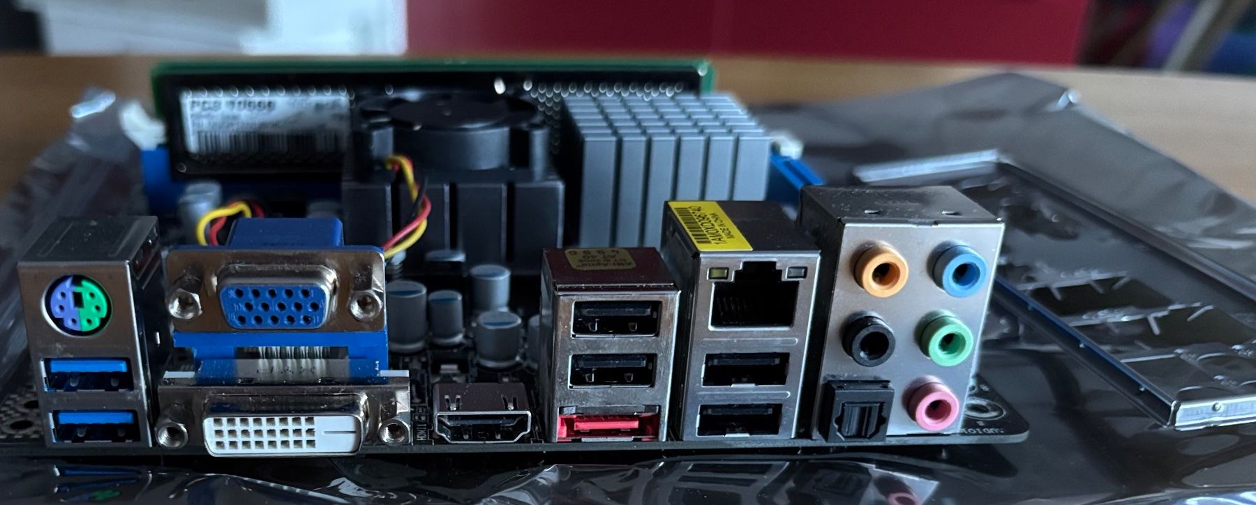 Asrock Schede madri: ASRock E350M1/USB3 – Mini-ITX Carte mère AMD E-350 Dual-Core – Usato da Marin-Epagnier venduto da 221966 1