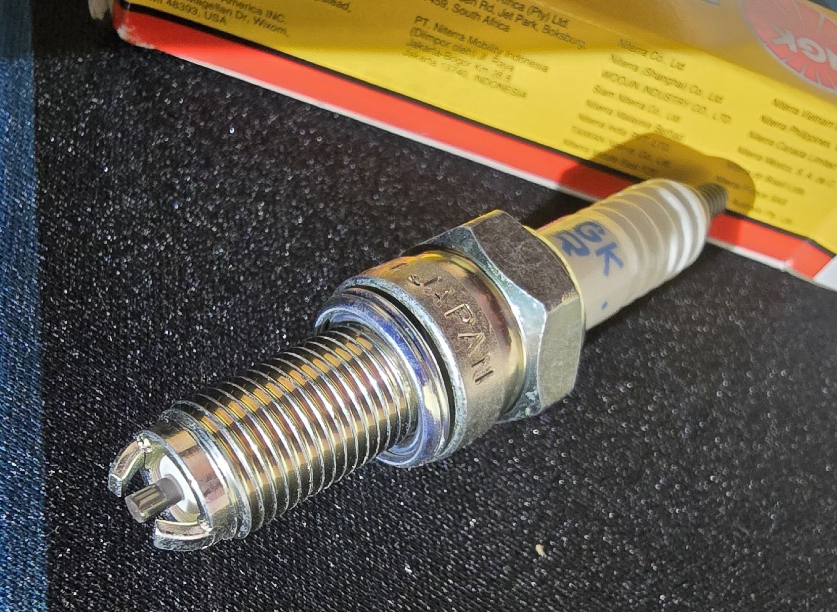 Mofa-Ersatzteile: NGK Zündkerze CR9EK – neu – Neu und originalverpackt aus Wangs von Restposten.Garage 4