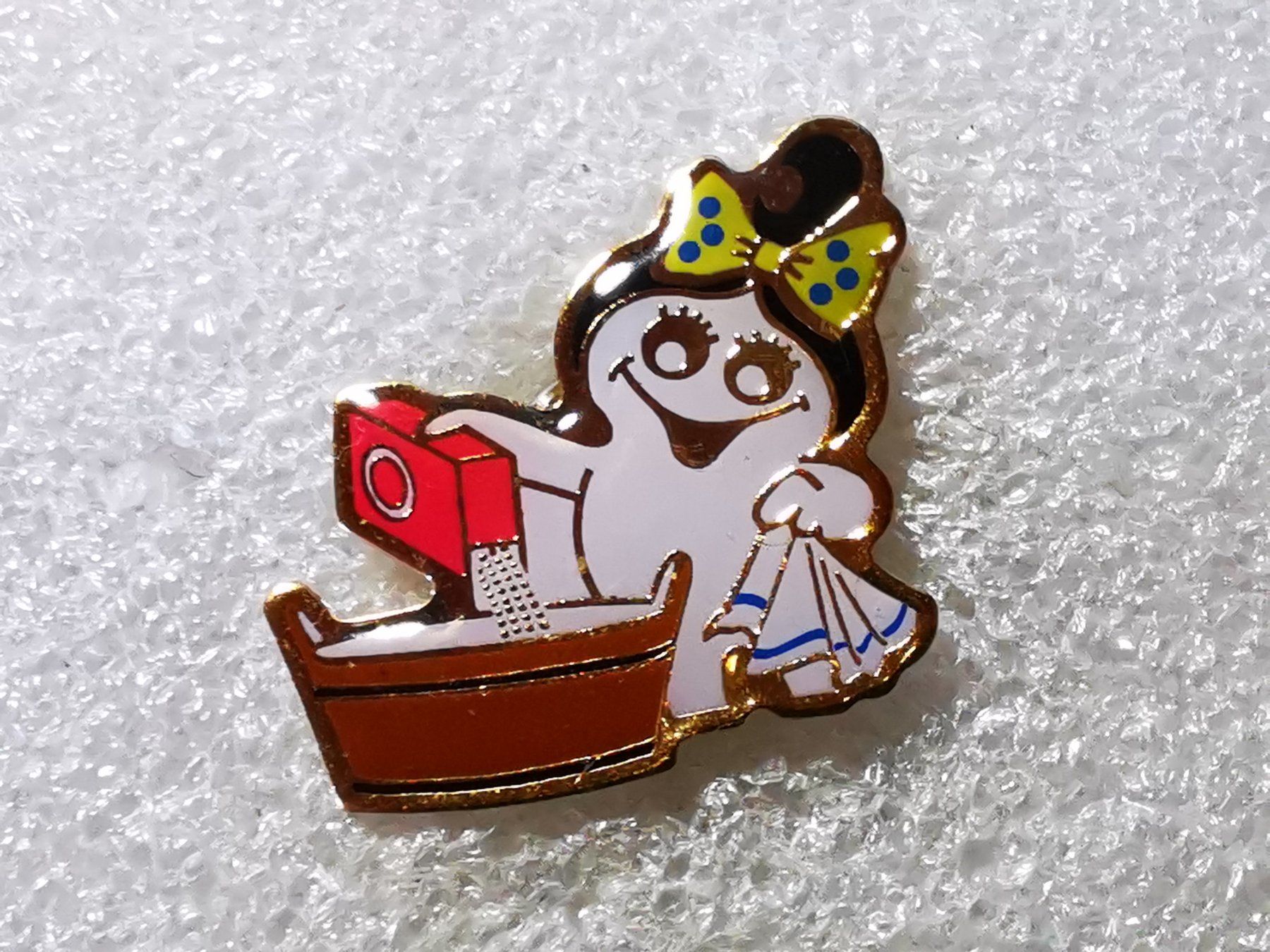 Plaketten & Abzeichen: Ansteckpin 45: Maga Bio – Gebraucht aus Oppligen von Pin-Fall-Shop