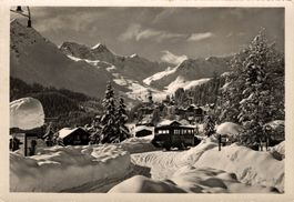 Arosa im Winter. Postauto