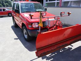 Mitsubishi Pajero Schneepflug Fahrzeug