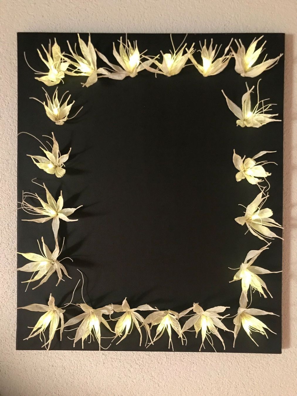 Foto & Immagini: Leinwand mit Papierblüte beleuchtet – Nuovo (secondo la descrizione) da Mels venduto da man_w8ky 1