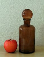 Carafe vintage en verre brun avec bouchon boule