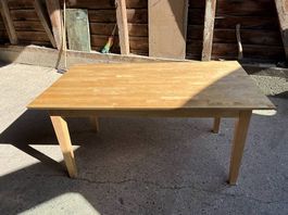 Table de salle à manger en bois clair