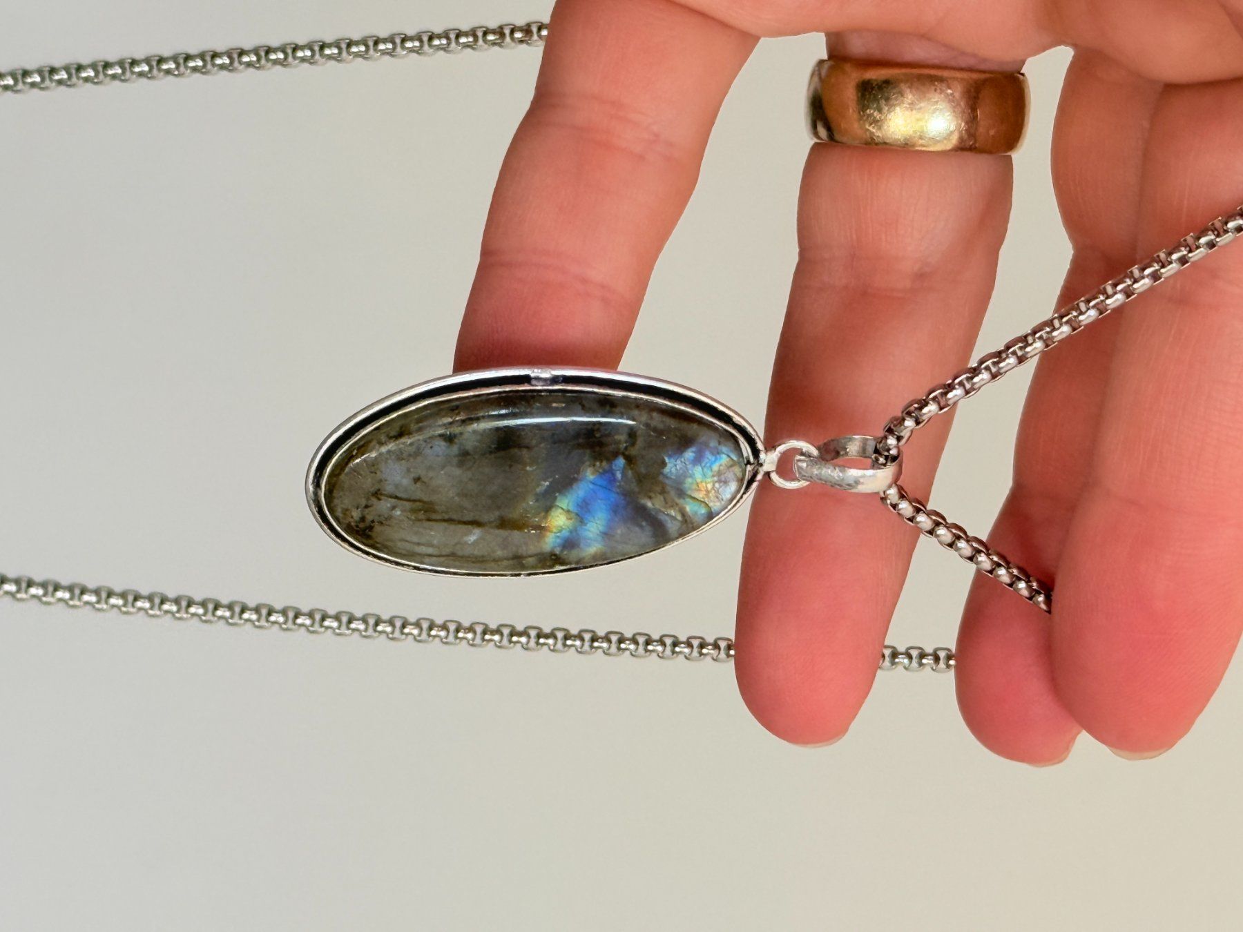 Catenine: Collier pendentif labradorite ovale – Nuovo e nell'imballaggio originale da Genève venduto da AGBERG 5