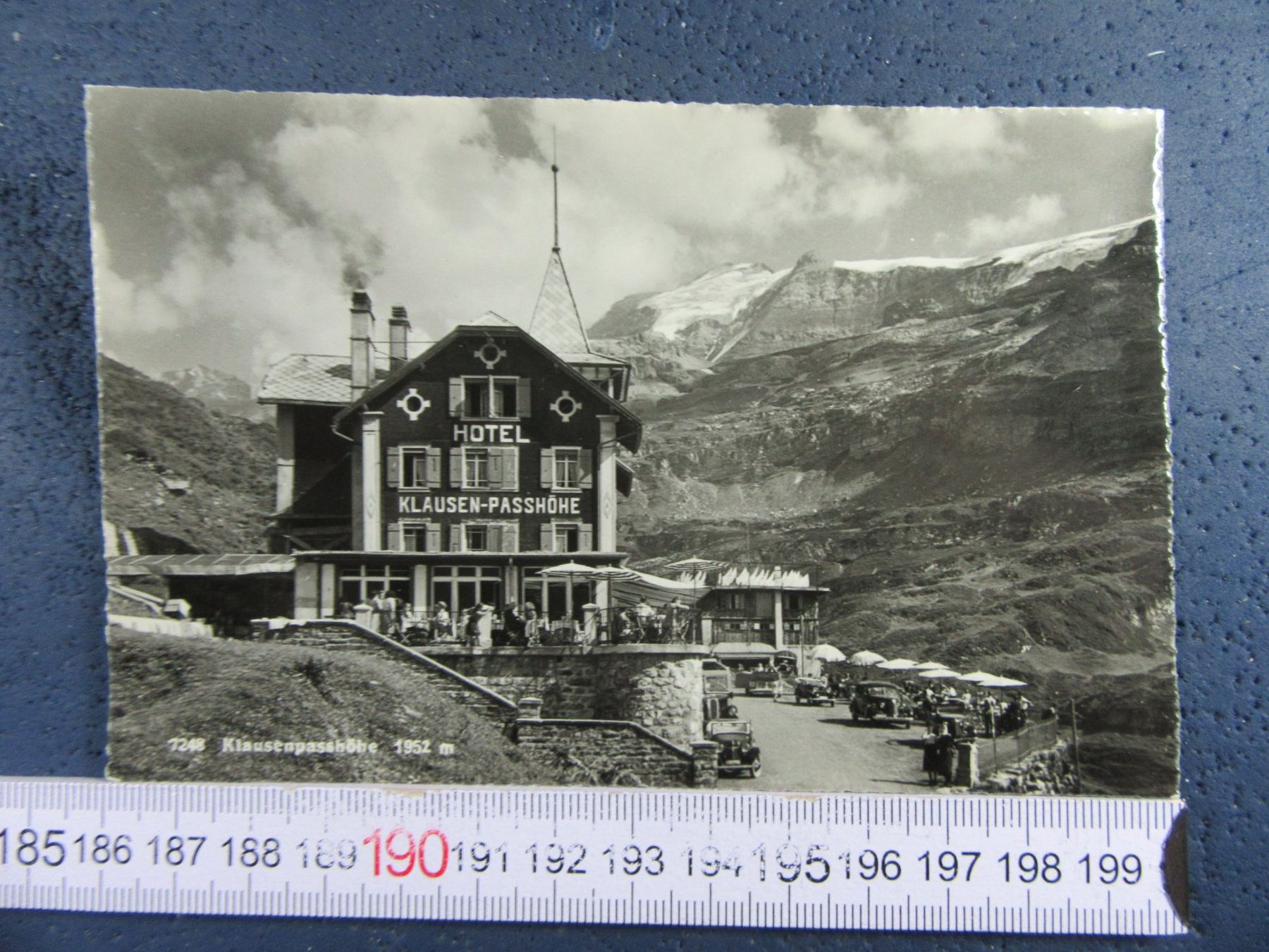 Cartoline postali: HOTEL KLAUSENPASS-HÖHE STARK BELEBT AUTO OLDTIMER 1950 UR – Usato da Ettingen venduto da Hausi4711