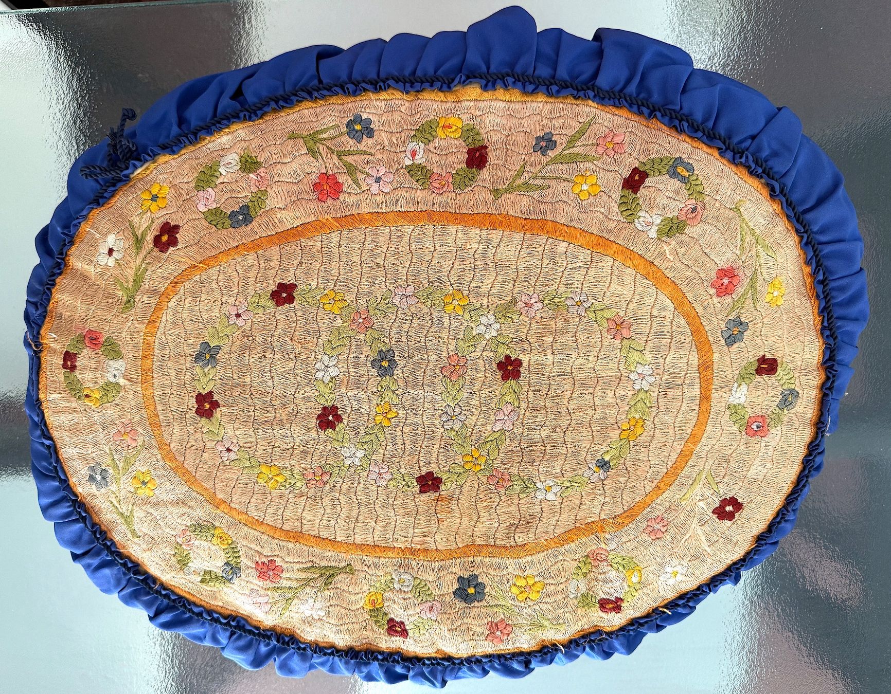 Cuscini: Coussin décoratif avec une décoration brodée à la main – Usato da Veyrier venduto da Szurkemaci