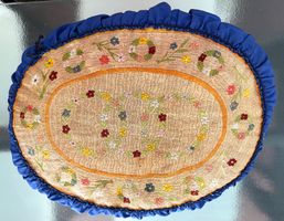 Coussin décoratif avec une décoration brodée à la main
