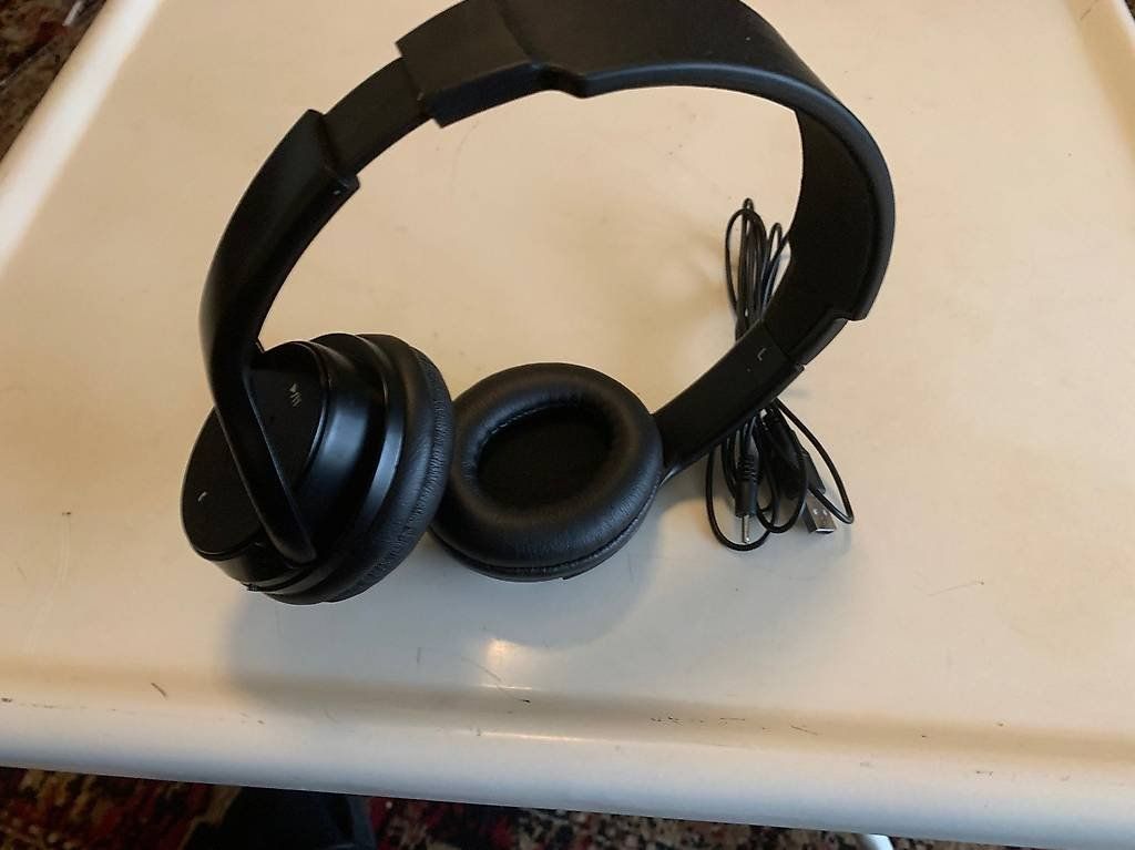 Cuffie: BeeWi Bluetooth Stereo Headphones. NP: 49.90 chf... – Usato da Emmen venduto da newdeal1970 2