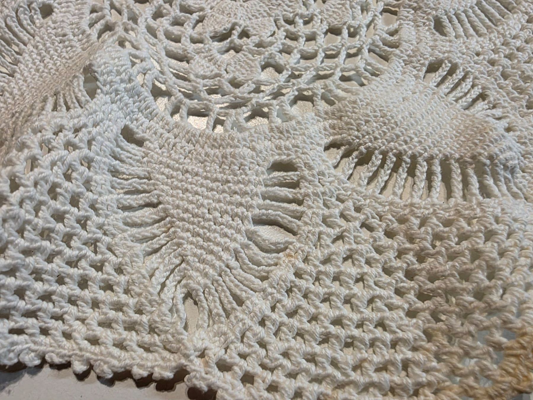 Sonstige Tischwäsche: 2 Deckeli Untersetzer gestrickt oder gehäkelt Spitze Decken – Gebraucht aus Walterswil BE von Lonitti 3
