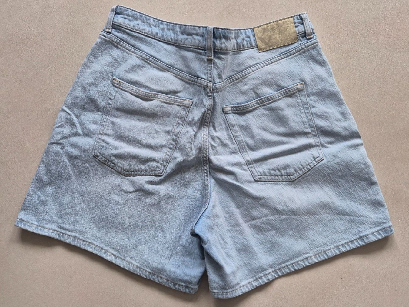 C&A Jeans: C&A Mom Shorts, hellblau, Grösse 44 – D'occasion à Wädenswil par frandzrh 1