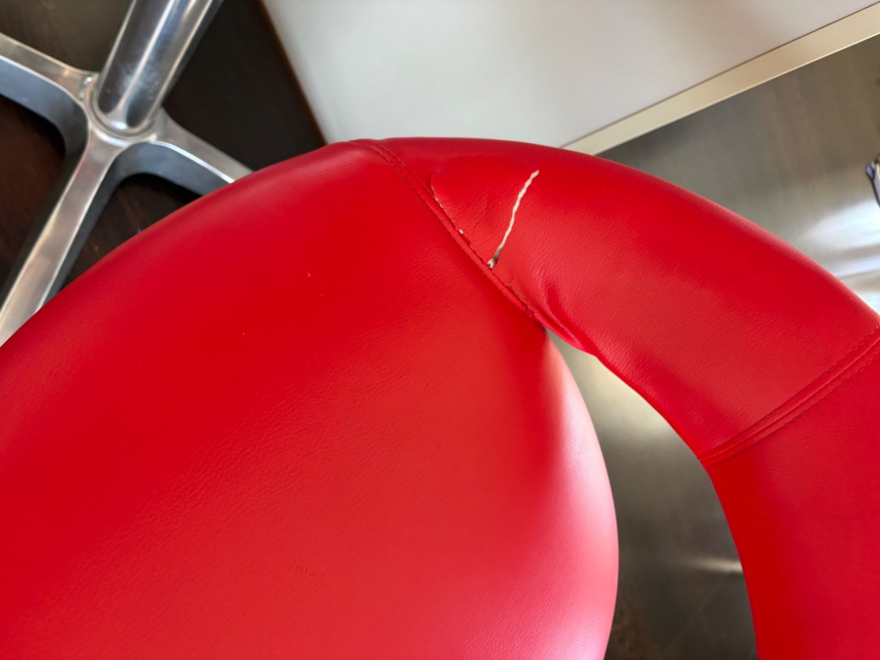Tavoli: Bartisch quadratisch gebraucht mit zwei Hockern – Usato da Belp venduto da Hugoboss8 2