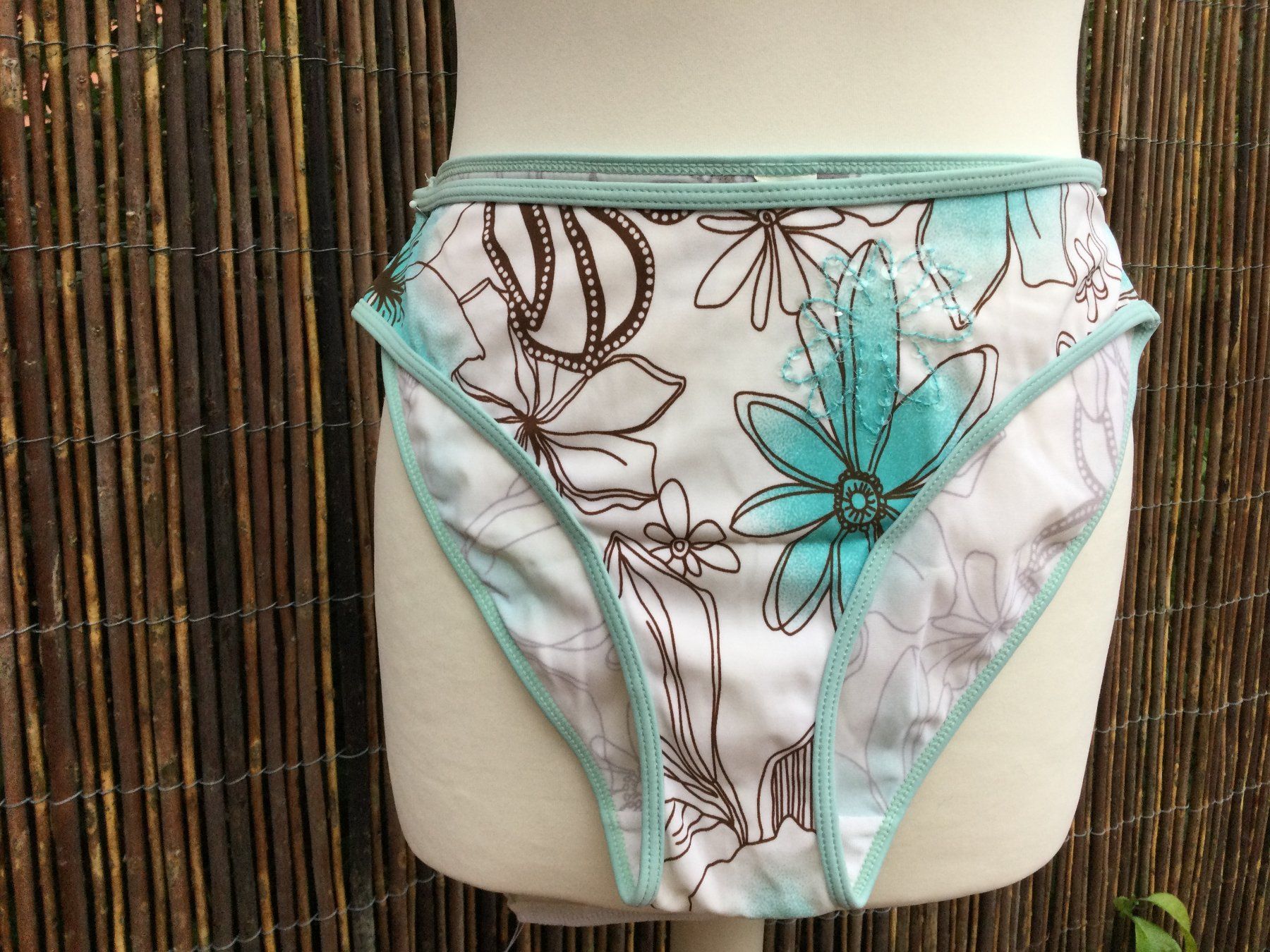 Costumi da bagno & Bikini: Maillot de bain/Bikini motifs fleurs & sequins, taille M – Usato da Agiez venduto da chouchanelle 2