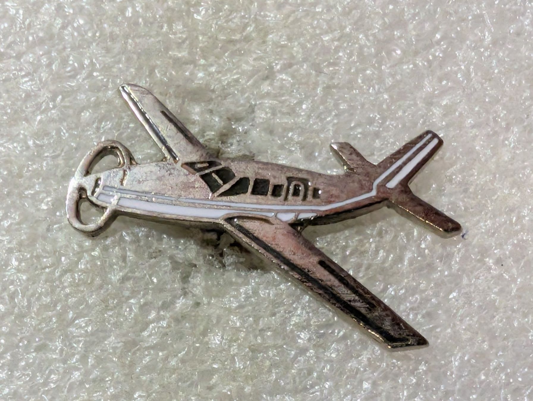 Placchette & Badge: Ansteckpin 141: Flughof – Usato da Oppligen venduto da Pin-Fall-Shop